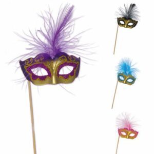 Descriptif des Masques Plumes sur pique  : Plumes décoratives pour vos glaces et cocktails 200 pièces Dimensions hors pique : H 8,5 cm L 7 cm Sur pique en bois Référence : 7055 Matière : synthétique Couleur : multicolore