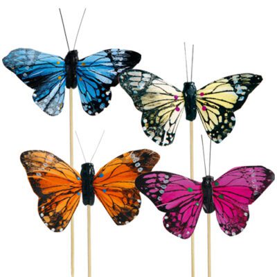 Descriptif des Papillons Plumes  sur pique  : Papillons décoratifs pour vos glaces et cocktails 240 pièces Dimensions hors pique : H 5,5 cm L 10 cm Sur pique court en bois Référence : 832 Matière : synthétique Couleur : multicolore