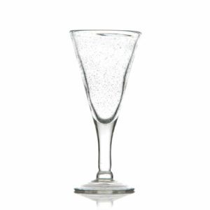Coupes Élégance bullées : 6 pièces Dimensions : H. 21,5 cm | Ø 10,5 cm Contenance : 32 cl Référence : 5003B Matière : verre soufflé Couleur : Transparent Compatible lave-vaisselle Éviter les chocs thermiques ** Nos verres et coupes, de fabrication artisanale, sont des pièces uniques. De fait, les dimensions et couleurs peuvent légèrement varier d'une pièce à l'autre **