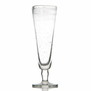Coupes Liégeois bullées : 6 pièces Dimensions : H. 24 cm | Ø 8 cm Contenance : 32 cl Référence : 5004B Matière : verre soufflé Couleur : Transparent Compatible lave-vaisselle Éviter les chocs thermiques ** Nos verres et coupes, de fabrication artisanale, sont des pièces uniques. De fait, les dimensions et couleurs peuvent légèrement varier d'une pièce à l'autre **