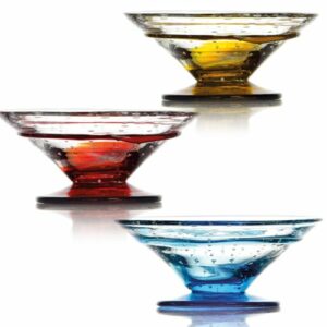 Coupes cône : Fabrication artisanale 6 pièces Dimensions : H.7 cm, Ø 14 cm Contenance : 30 cl Matière : Verre soufflé Couleur : Rouge, jaune, bleu (aléatoire) Compatible lave-vaisselle Éviter les chocs thermiques Référence : 5007A ** Nos verres et coupes, de fabrication artisanale, sont des pièces uniques. De fait, les dimensions et couleurs peuvent légèrement varier d'une pièce à l'autre **