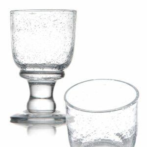 Coupes Tenerife Bullées : 6 pièces Dimensions : H. 15 cm | Ø 9,5 cm Contenance : 38 cl Référence : 5009 Matière : verre soufflé Couleur : Transparent Compatible lave-vaisselle Éviter les chocs thermiques ** Nos verres et coupes, de fabrication artisanale, sont des pièces uniques. De fait, les dimensions et couleurs peuvent légèrement varier d'une pièce à l'autre **