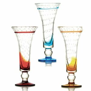 Coupes Mexico : Fabrication artisanale Référence : 515A 6 pièces Dimensions : H.25 cm ; Ø 11 cm Contenance : 42 cl Matière : Verre soufflé Couleur : Jaune, bleu, rouge Lavable en lave-vaisselle Éviter les chocs thermiques ** Nos verres et coupes, de fabrication artisanale, sont des pièces uniques. De fait, les dimensions et couleurs peuvent légèrement varier d'une pièce à l'autre **