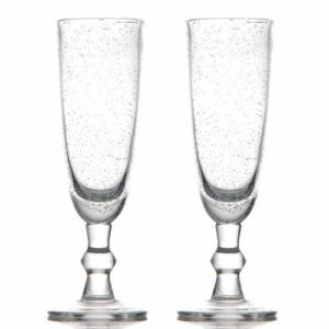 Verres Alaska bullés : 6 pièces Dimensions : H. 23,5 cm | Ø 7 cm Contenance : 32 cl Référence : 517B Matière : verre soufflé Couleur : Transparent Compatible lave-vaisselle Éviter les chocs thermiques ** Nos verres et coupes, de fabrication artisanale, sont des pièces uniques. De fait, les dimensions et couleurs peuvent légèrement varier d'une pièce à l'autre **