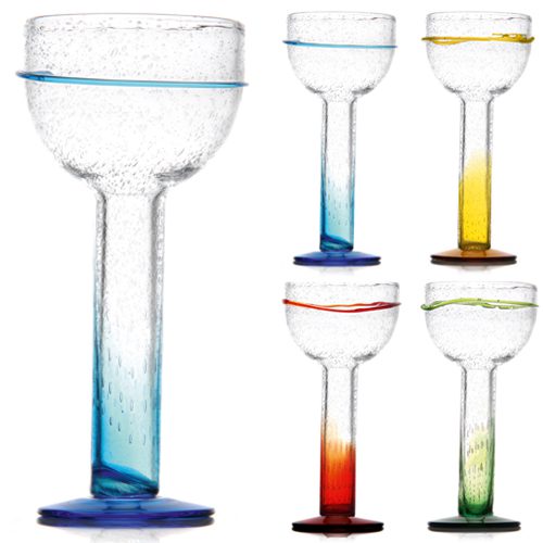 Verres Cocktail Champ's : Le pied du verre se remplit aussi ! Fabrication artisanale Référence : 5239 4 pièces Dimensions : H.25 cm ; Ø 11 cm Contenance : 55 cl Matière : Verre soufflé Couleur : bleu, jaune, rouge, vert Compatible lave-vaisselle Éviter les chocs thermiques ** Nos verres et coupes, de fabrication artisanale, sont des pièces uniques. De fait, les dimensions et couleurs peuvent légèrement varier d'une pièce à l'autre **