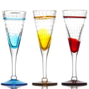 Flûtes Alizée : Fabrication artisanale Référence : 526A 4 pièces Dimensions : H.24,5 cm ; Ø9 cm Contenance : 20 cl Matière : Verre soufflé Couleur : bleu, jaune, rouge, vert Compatible lave-vaisselle Éviter les chocs thermiques ** Nos verres et coupes, de fabrication artisanale, sont des pièces uniques. De fait, les dimensions et couleurs peuvent légèrement varier d'une pièce à l'autre **