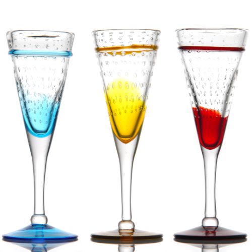 Flûtes Alizée : Fabrication artisanale Référence : 526A 4 pièces Dimensions : H.24,5 cm ; Ø9 cm Contenance : 20 cl Matière : Verre soufflé Couleur : bleu, jaune, rouge, vert Compatible lave-vaisselle Éviter les chocs thermiques ** Nos verres et coupes, de fabrication artisanale, sont des pièces uniques. De fait, les dimensions et couleurs peuvent légèrement varier d'une pièce à l'autre **