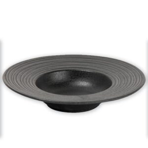 Descriptif des Assiettes Pasta noires : Référence : 5290 6 pièces Dimensions :ø 24 cm Matière : Porcelaine Couleur : noir Compatible lave-vaisselle et micro-ondes