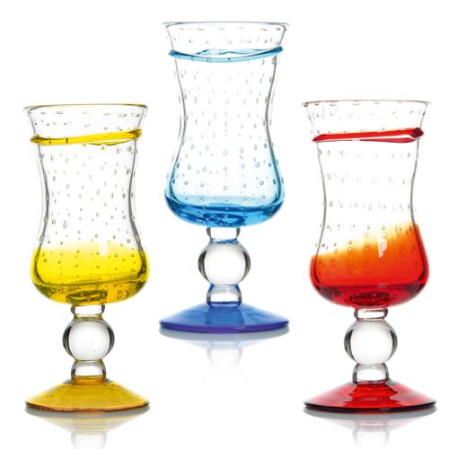Verres Horizon : Fabrication artisanale Référence : 5299 6 pièces Dimensions : H.20,5 cm ; Ø8,5 cm Contenance : 35 cl Matière : Verre soufflé Couleur : bleu, jaune, rouge Compatible lave-vaisselle Éviter les chocs thermiques ** Nos verres et coupes, de fabrication artisanale, sont des pièces uniques. De fait, les dimensions et couleurs peuvent légèrement varier d'une pièce à l'autre **