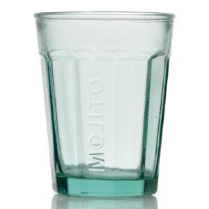Descriptif des Verres Mojito recyclés : Lot de 6 pièces Dimensions : H.12 cm Ø 9,5 cm Contenance : 40 cl Matière : Verre recyclé Couleur : Transparent Référence : 5352 Compatible lave-vaisselle