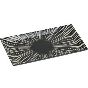 Assiette rectangle Iris PM / Assiette rectangle Iris GM : Référence : 5393 6 pièces Dimensions : 28,5 x 16 cm Matière : Céramique Couleur : noir, blanc Compatible lave-vaisselle