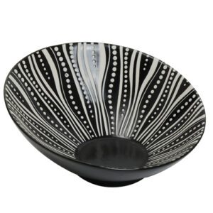 Bol Iris : Idéal pour présenter vos salades ! Bords asymétriques Référence : 5394 1 pièce Dimensions : Ø 23 cm Matière : Céramique Couleur : noir, blanc Compatible lave-vaisselle