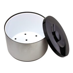 Descriptif du Seau à glace 10 L : Seau à glace grande capacité avec couvercle grille de drainage amovible Finition en aluminium brossé contemporaine Plateau drainant amovible Dimensions : ø 29 cm - H 20 cm - 10 L Ref : 5487