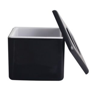 Descriptif du Seau à glace 4,5 L : Seau à glace capacité 4,5 L avec couvercle Dimensions : 19,5 x 19,5 cm - H 20 cm Ref : 5488 Idéal pour vos cocktails Design noir élégant Facile à nettoyer, passe au lave-vaisselle