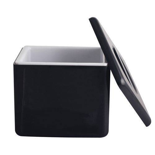Descriptif du Seau à glace 4,5 L : Seau à glace capacité 4,5 L avec couvercle Dimensions : 19,5 x 19,5 cm - H 20 cm Ref : 5488 Idéal pour vos cocktails Design noir élégant Facile à nettoyer, passe au lave-vaisselle