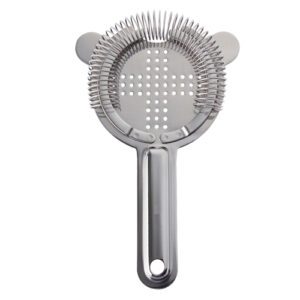 Descriptif de la Passoire 2 crochets : Passoire en Inox pour cocktails réussis Dimensions 16,5 x 10 cm x 16,5 cm pour un rangement aisé Idéal pour la préparation de cocktails variés Fabriqué en acier inoxydable durable Facile à nettoyer, parfait pour HORECA Ref : 5490