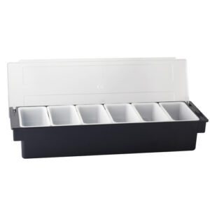 Descriptif de la Caisse à condiments : Idéal pour organiser vos condiments avec ses 6 compartiments Dimensions parfaites 49,9 x 16,5 x 9 cm pour optimiser l'espace Design noir et blanc élégant Facile à nettoyer, compatible lave-vaisselle Essentiel pour la préparation de cocktails réussis Ref : 5497
