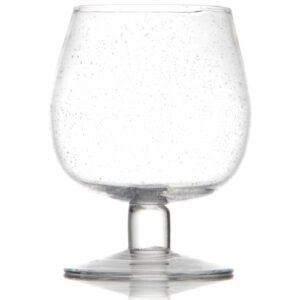 Grand verre Goa bullé : 6 pièces Dimensions : H. 21,5 cm | Ø 13 cm Contenance : 2 Litres Référence : 556 Matière : verre soufflé Couleur : Transparent Compatible lave-vaisselle Éviter les chocs thermiques ** Nos verres et coupes, de fabrication artisanale, sont des pièces uniques. De fait, les dimensions et couleurs peuvent légèrement varier d'une pièce à l'autre **