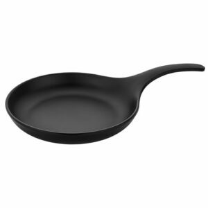 Descriptif des Poêles Noires PM Mélamine : Assiettes légères et résistantes aux chocs Résistantes à la chaleur jusqu'à 100°C 6 pièces Dimensions : ø 15 cm - H 4,5 cm Référence : 5593 Matière : mélamine Couleur : noir Compatible lave-vaisselle