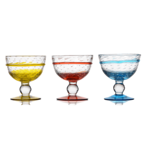 coupes Maringa : Référence : 5680 6 pièces Dimensions : H.12 cm Ø 12 cm Contenance : 30 cl Matière : Verre soufflé Couleur : Bleu, jaune, rouge Fabrication artisanale, pièces uniques Passable en lave-vaisselle Éviter les chocs thermiques ** Nos verres et coupes, de fabrication artisanale, sont des pièces uniques. De fait, les dimensions et couleurs peuvent légèrement varier d'une pièce à l'autre **