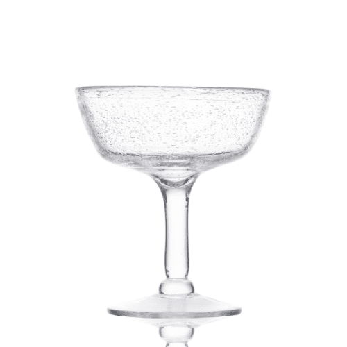 Coupes Memphis bullées : 6 pièces Dimensions : H. 15 cm | Ø 14 cm Contenance : 35 cl Référence : 5681 Matière : verre soufflé Couleur : Transparent Compatible lave-vaisselle Éviter les chocs thermiques ** Nos verres et coupes, de fabrication artisanale, sont des pièces uniques. De fait, les dimensions et couleurs peuvent légèrement varier d'une pièce à l'autre **