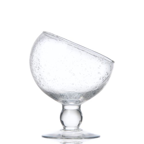 Coupes Victoria bullées : 6 pièces Dimensions : H. 16,5 cm | Ø 13,5 cm Contenance : 50 cl Référence : 5683 Matière : verre soufflé Couleur : Transparent Compatible lave-vaisselle Éviter les chocs thermiques - coupe à glace asymétrique