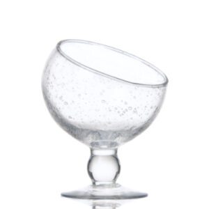 Coupes Victoria bullées : 6 pièces Dimensions : H. 16,5 cm | Ø 13,5 cm Contenance : 50 cl Référence : 5683 Matière : verre soufflé Couleur : Transparent Compatible lave-vaisselle Éviter les chocs thermiques - coupe à glace asymétrique