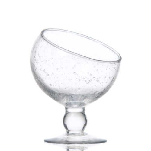 Coupes Victoria bullées : 6 pièces Dimensions : H. 16,5 cm | Ø 13,5 cm Contenance : 50 cl Référence : 5683 Matière : verre soufflé Couleur : Transparent Compatible lave-vaisselle Éviter les chocs thermiques - coupe à glace asymétrique