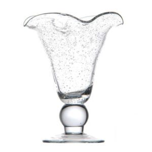 Coupes Tulipe bullées : 6 pièces Dimensions : H. 18 cm | Ø 15 cm Contenance : 40 cl Référence : 571B Matière : verre soufflé Couleur : Transparent Compatible lave-vaisselle Éviter les chocs thermiques ** Nos verres et coupes, de fabrication artisanale, sont des pièces uniques. De fait, les dimensions et couleurs peuvent légèrement varier d'une pièce à l'autre **