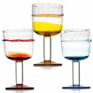 Coupes Delhi : Fabrication artisanale Référence : 589A 6 pièces Dimensions : H.20 cm ; Ø 11 cm Contenance : 55 cl Matière : Verre soufflé Couleur : Jaune, bleu, rouge Compatible lave-vaisselle Éviter les chocs thermiques ** Nos verres et coupes, de fabrication artisanale, sont des pièces uniques. De fait, les dimensions et couleurs peuvent légèrement varier d'une pièce à l'autre **
