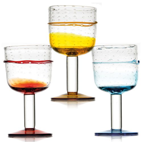 Coupes Delhi : Fabrication artisanale Référence : 589A 6 pièces Dimensions : H.20 cm ; Ø 11 cm Contenance : 55 cl Matière : Verre soufflé Couleur : Jaune, bleu, rouge Compatible lave-vaisselle Éviter les chocs thermiques ** Nos verres et coupes, de fabrication artisanale, sont des pièces uniques. De fait, les dimensions et couleurs peuvent légèrement varier d'une pièce à l'autre **
