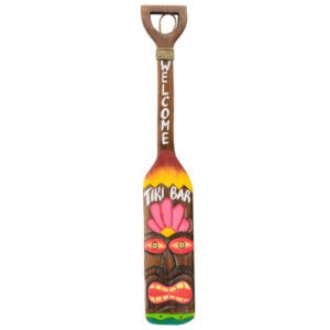 Descriptif de la Pagaie Tiki Bar Face : 1 pièce Dimensions : L. 100 cm Référence : 7421 A suspendre par une accroche à l’arrière de la planche Matière : Bois Couleur : multicolore