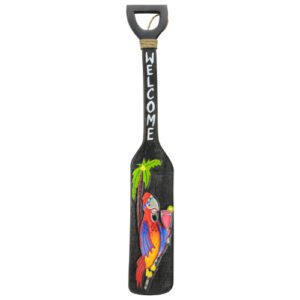 Descriptif de la Pagaie Tiki Bar Perroquet : 1 pièce Dimensions : L. 100 cm Référence : 7422 A suspendre par une accroche à l’arrière de la planche Matière : Bois Couleur : multicolore