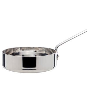mini poêle : Référence : 5451 4 pièces Dimensions : H.3,4 cm Ø 12 cm Contenance : 28 cl Matière : inox Couleur : argenté Compatible lave-vaisselle Incompatible micro-ondes