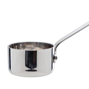 mini casserole : Référence : 5452 6 pièces Dimensions : H.2,7 cm Ø 5 cm Contenance : 5 cl Matière : inox Couleur : argenté Compatible lave-vaisselle Incompatible micro-ondes