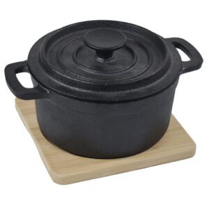 Cocotte fonte + support en bois : Référence : 5649 1 pièce (cocotte + couvercle + support bois) Dimensions: Ø 14 cm Matière : fonte, bois  Couleur : noir, beige Bien respecter la notice d'utilisation