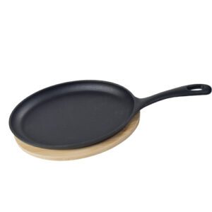 Poêle en fonte + support en bois : Référence : 5651 1 pièce (plat + support bois) Dimensions : 27,5 x 15,5 cm Longueur avec poignée : 38,5 cm Matière : fonte, bois Couleur : noir, beige Compatible four Bien respecter la notice d'utilisation