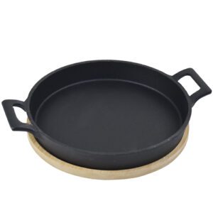 Plat rond en fonte + support en bois : Référence : 5652 1 pièce (plat + support bois) Dimensions : Ø20 cm Longueur avec poignée : Ø20 cm Matière : fonte, bois Couleur : noir, beige Compatible four Bien respecter la notice d'utilisation