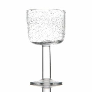 Coupes Delhi bullées : Fabrication artisanale Référence : 589 6 pièces Dimensions : H.20 cm ; Ø 11 cm Contenance : 55 cl Matière : Verre soufflé Couleur : transparent Compatible lave-vaisselle Éviter les chocs thermiques ** Nos verres et coupes, de fabrication artisanale, sont des pièces uniques. De fait, les dimensions et couleurs peuvent légèrement varier d'une pièce à l'autre **