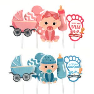 5 bougies Baby Shower : 5 petites bougies idéales pour les baby showers. Motifs en forme de : landau, bébé assis, pied, ballons, biberon. Bougie "Pied" avec mention "C'est un garçon" ou "C'est une fille" Conditionnent au choix : A l'unité (blister de 5 bougies) Par boite de 25 blisters Emballage avec trou européen pour suspendre à un présentoir Matière : Cire Coloris : bleu ou rose, blanc