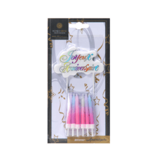 Set anniversaire plaque + bougies : 6 bougies fines avec dégradé de couleur pastel + plaque en plastique sur pique avec mention"Joyeux anniversaire" multicolore Conditionnent au choix : A l'unité (blister de 1 plaque + 6 bougies) Par boite de 25 blisters Emballage avec trou européen pour suspendre à un présentoir Dimensions : Bougies : H.6 cm Plaque : H.5 cm Matière : Cire, plastique Coloris au choix : multicolore