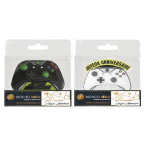 Idéale pour décorer le gâteau d'anniversaire d'un gamer, grand fan de jeux vidéos. Bougie en forme de manette de console de jeux vidéos, avec mention "Joyeux anniversaire" Conditionnent au choix : A l'unité (blister de 1 bougie) Par boite de 25 blisters Emballage avec trou européen pour suspendre à un présentoir Matière : Cire Coloris : noir, blanc