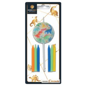 7 bougies dinosaures : Assortiment de 7 bougies sur le thème des dinosaures : 6 bougies courtes, fines et lisses de différentes couleurs + 1 bougie ronde avec impression dinosaures et végétal. Conditionnent au choix : A l'unité (blister de 7 bougies) Par boite de 25 blisters Emballage avec trou européen pour suspendre à un présentoir Dimensions (hors pique) : H.5,9 cm Ø4 cm Référence : 1153 Matière : Cire Coloris : orange, bleu, vert, jaune