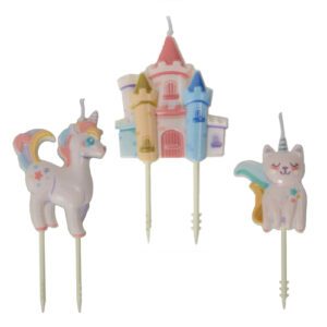 3 bougies univers licorne : 3 bougies univers licorne aux couleurs pastel 1 bougie licorne 1 bougie chat licorne 1 bougie château Quantité au choix A l’unité (1 blister de 3 bougies) Boite de 25 blisters Référence : 1158 Matière : Cire Couleur : multicolore