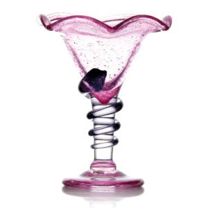 Descriptif de la Coupe Melba cassis : 1 pièce Dimensions : H. 19 cm Ø17 cm Contenance : 35 cl Référence : 5544 Matière : Verre soufflé Couleur : Rose, bullée Compatible lave-vaisselle Coupe soufflée à la bouche, la taille peut varier spéciale HORECA