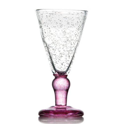 Descriptif de la Coupe Morgane rose : 1 pièce Dimensions : H. 22,5 cm Ø10 cm Contenance : 35 cl Référence : 5557 Matière : Verre soufflé Couleur : Rose, bullée Compatible lave-vaisselle Coupe soufflée à la bouche, la taille peut varier