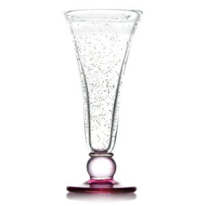 Descriptif de la Coupe Chloé rose : 1 pièce Dimensions : H. 24 cm Ø11,5 cm Contenance : 42 cl Référence : 5563 Matière : Verre soufflé Couleur : Rose, bullée Compatible lave-vaisselle Coupe soufflée à la bouche, la taille peut varier