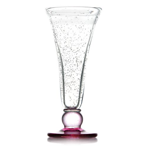 Descriptif de la Coupe Chloé rose : 1 pièce Dimensions : H. 24 cm Ø11,5 cm Contenance : 42 cl Référence : 5563 Matière : Verre soufflé Couleur : Rose, bullée Compatible lave-vaisselle Coupe soufflée à la bouche, la taille peut varier