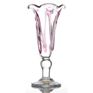 Descriptif de la Coupe Valérie candy : 1 pièce Dimensions : H. 25 cm Ø12 cm Contenance : 32 cl Référence : 637 Matière : Verre soufflé Couleur : Rose, bullée Compatible lave-vaisselle Coupe soufflée à la bouche, la taille peut varier