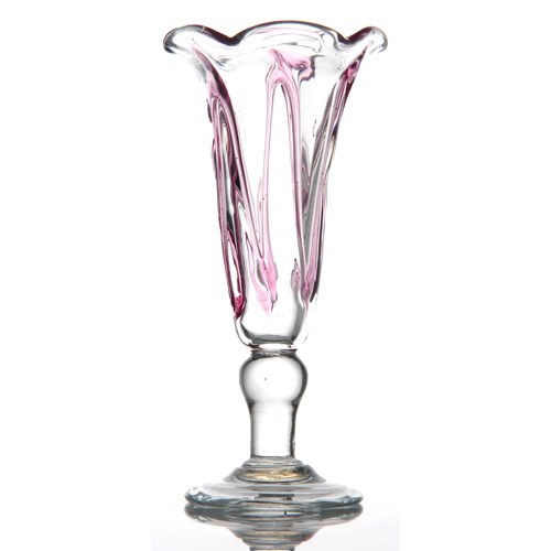Descriptif de la Coupe Valérie candy : 1 pièce Dimensions : H. 25 cm Ø12 cm Contenance : 32 cl Référence : 637 Matière : Verre soufflé Couleur : Rose, bullée Compatible lave-vaisselle Coupe soufflée à la bouche, la taille peut varier